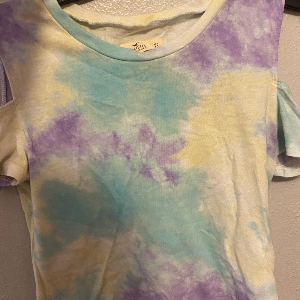 hollister colorful tie dye cut shoulder tee